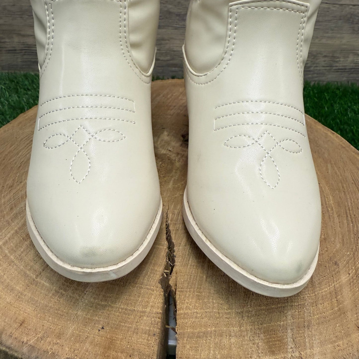 Forever Women - Size 6 - Cream Faux Leather Boots