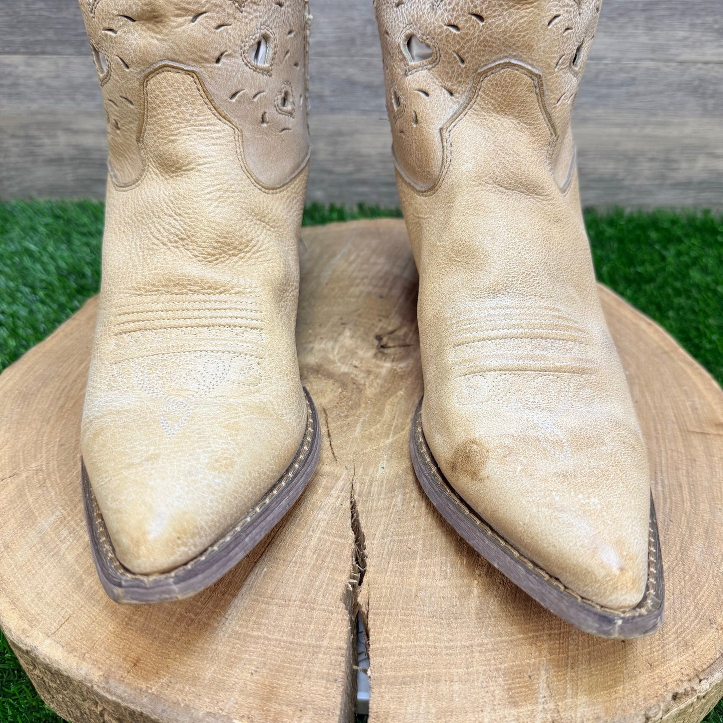 Durango Women - Size 10M - Tan Heart Cowboy Boots Crush RD3421