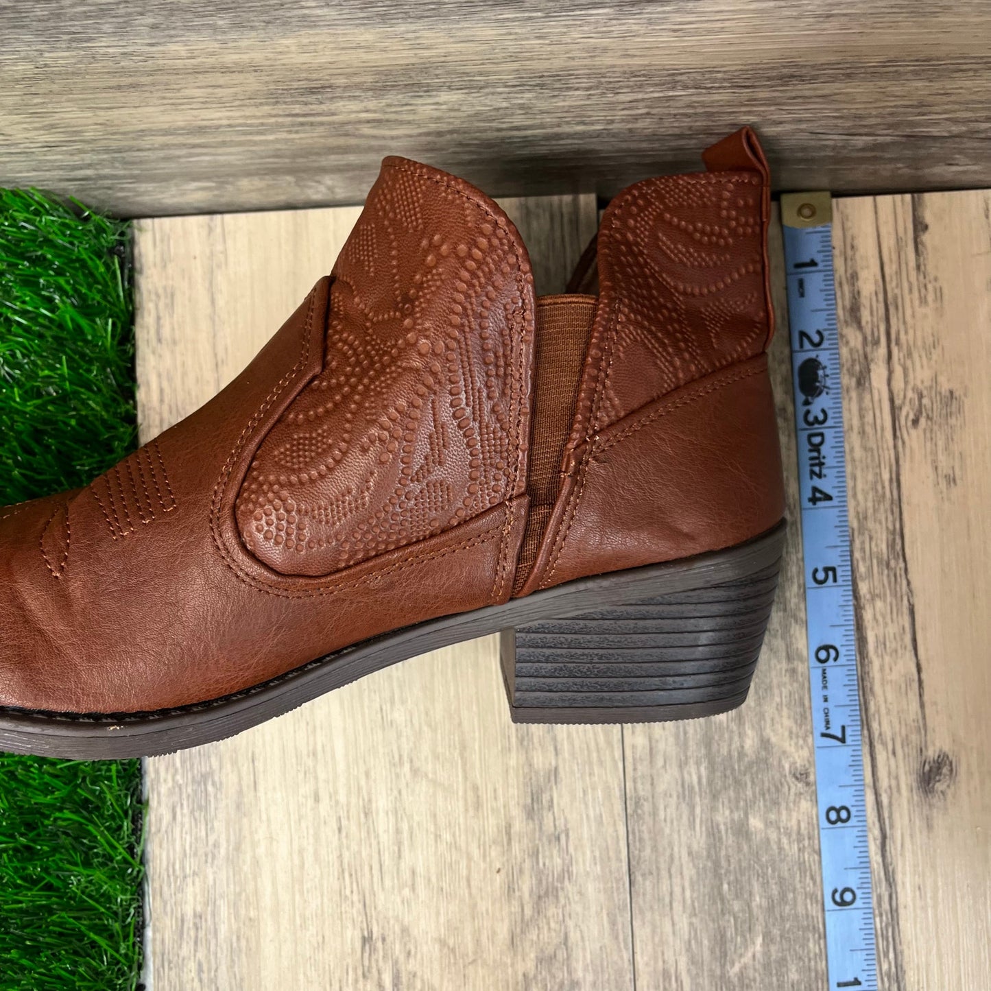 Easy Street Women - Size 9M - Brown Faux Leather Ankle Boots