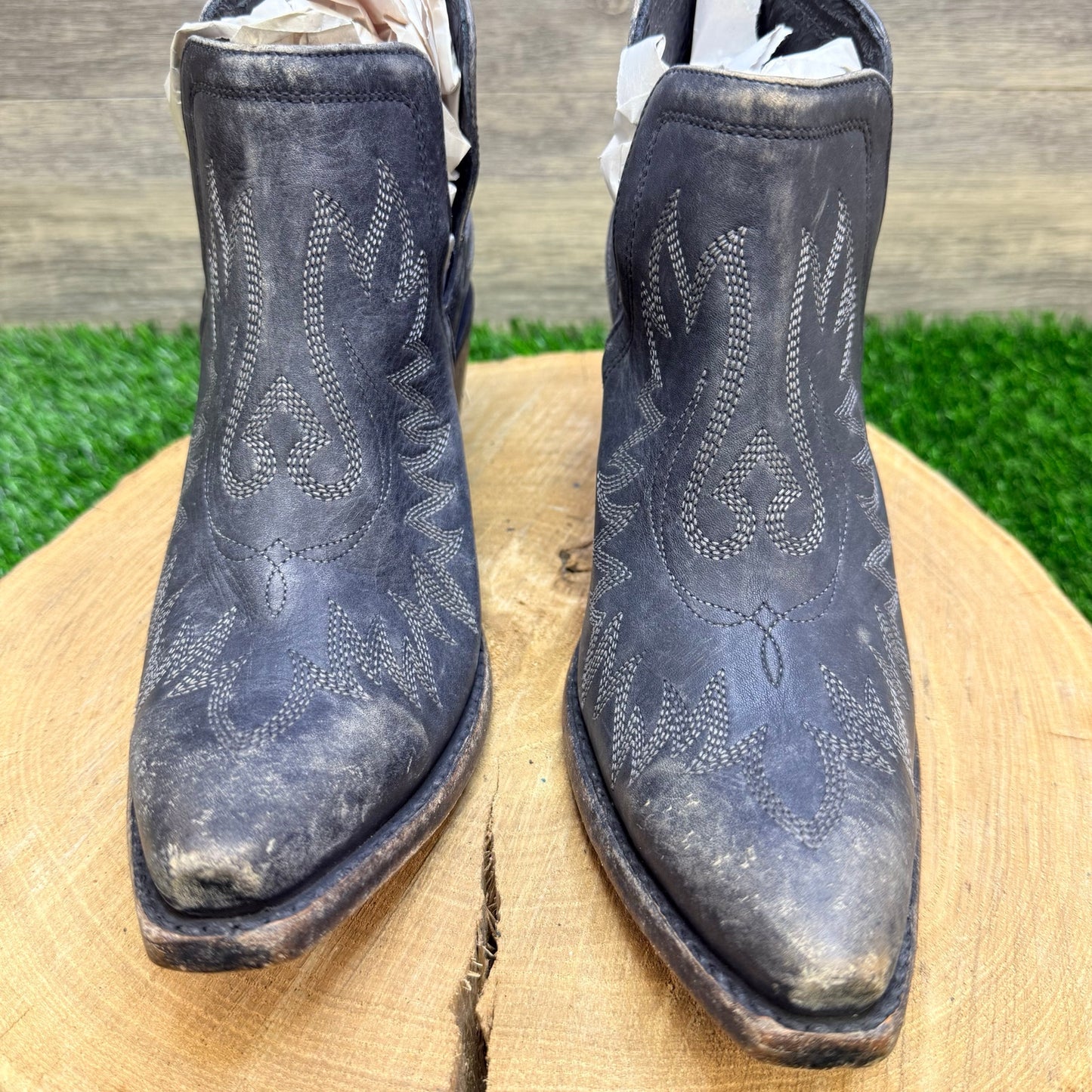 Ariat Women - Size 7.5B - Black Distressed Ankle Boots 10034044