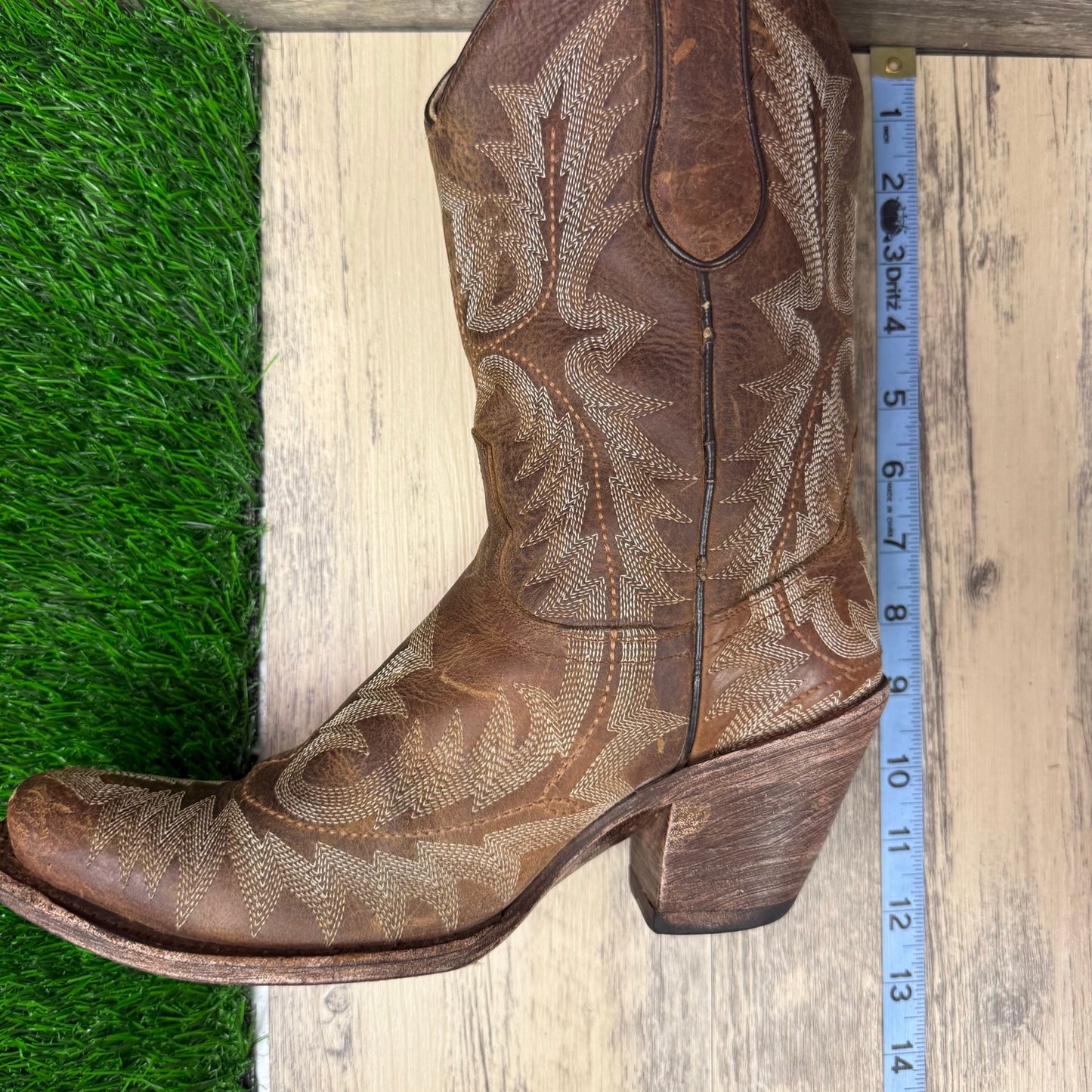 Corral Women - Size 7 - Distressed Tan Stitched Snip Toe Cowboy Boots G1902