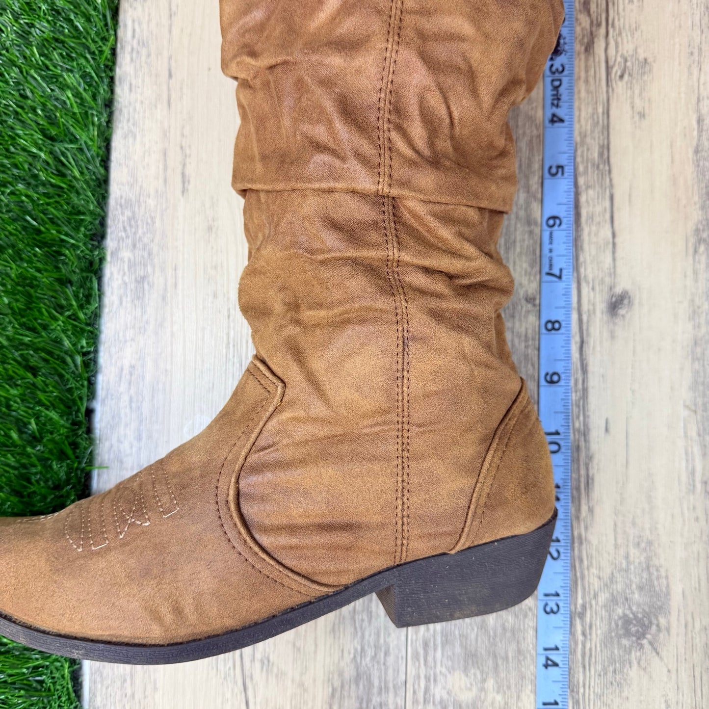 Unknown Women - Size 7.5M - Tan Slouch Faux Suede Cowboy Boots Molara