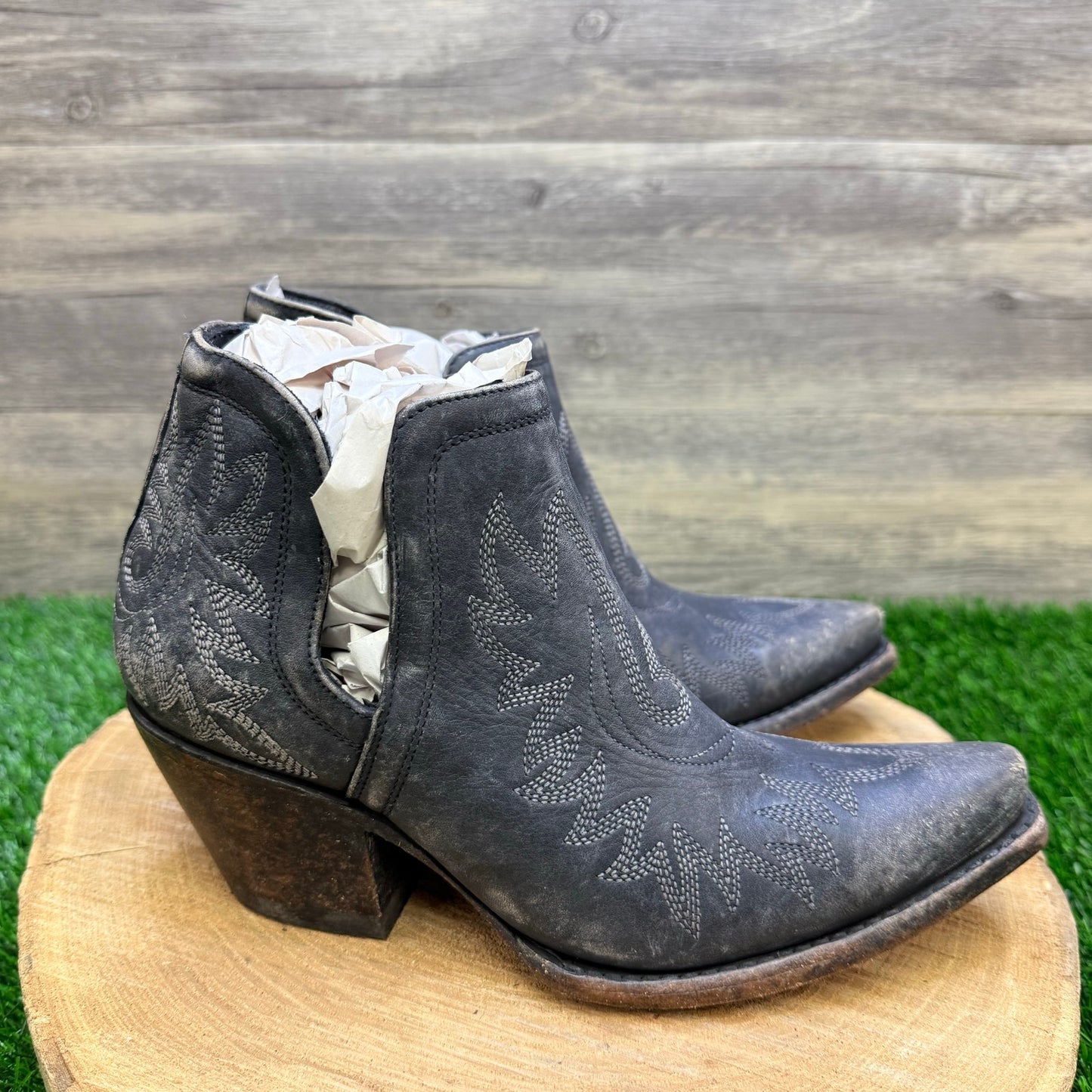 Ariat Women - Size 7.5B - Black Distressed Ankle Boots 10034044