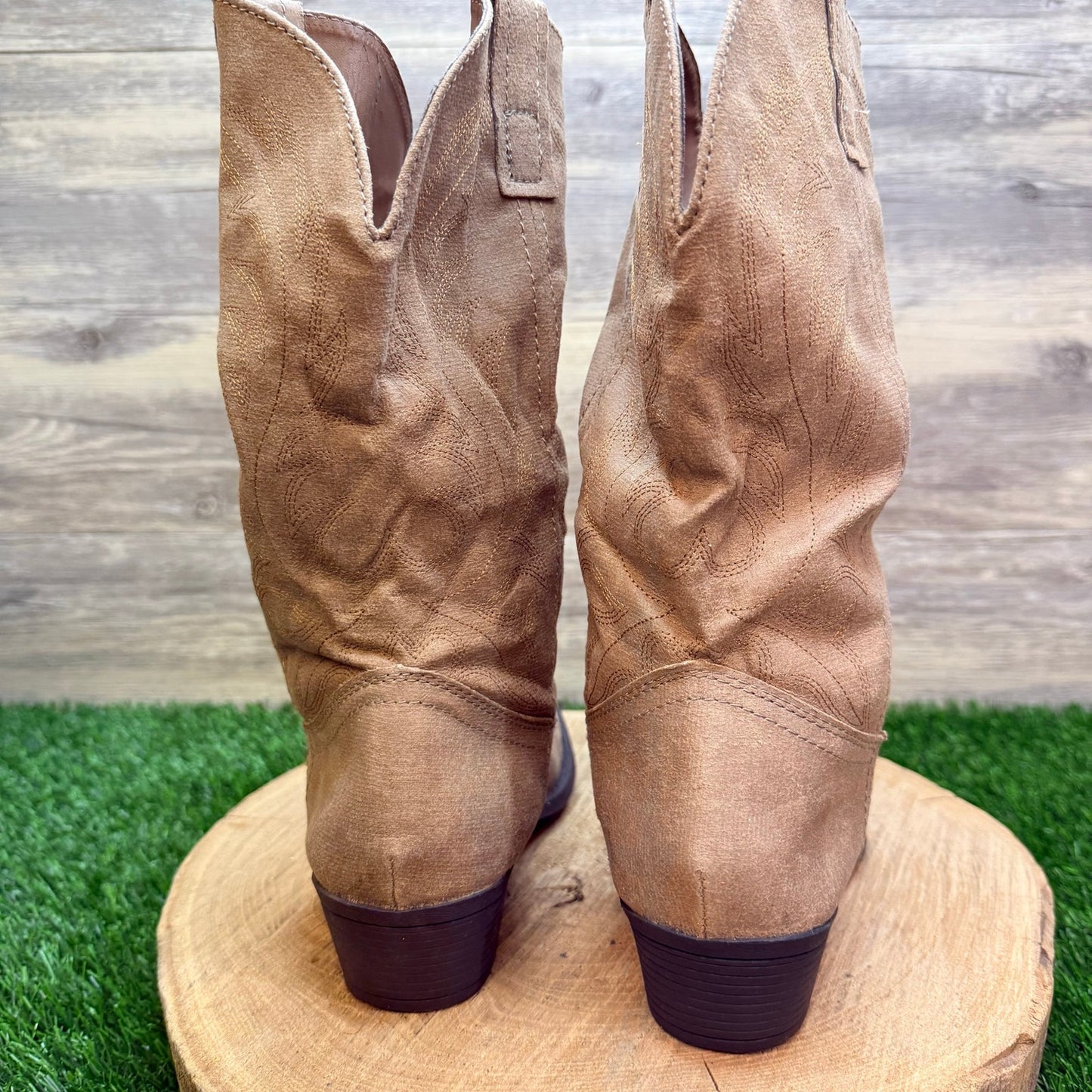 Rampage Women - Size 8M - Beige Soft Faux Suede Cowboy Boots Walden