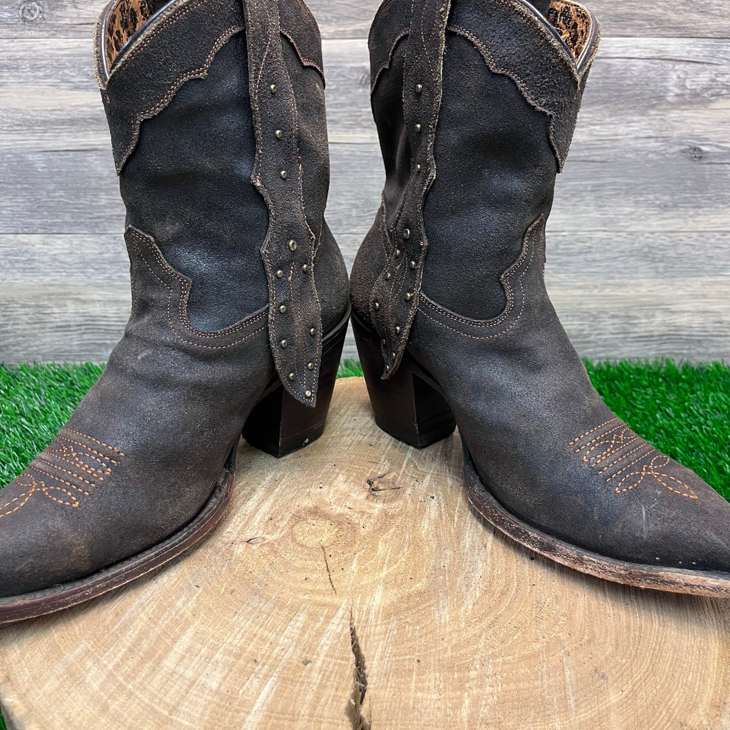 Charlie 1 Horse Women - Size 8.5B - Brown Studded Snip Toe Ankle Boots I4934