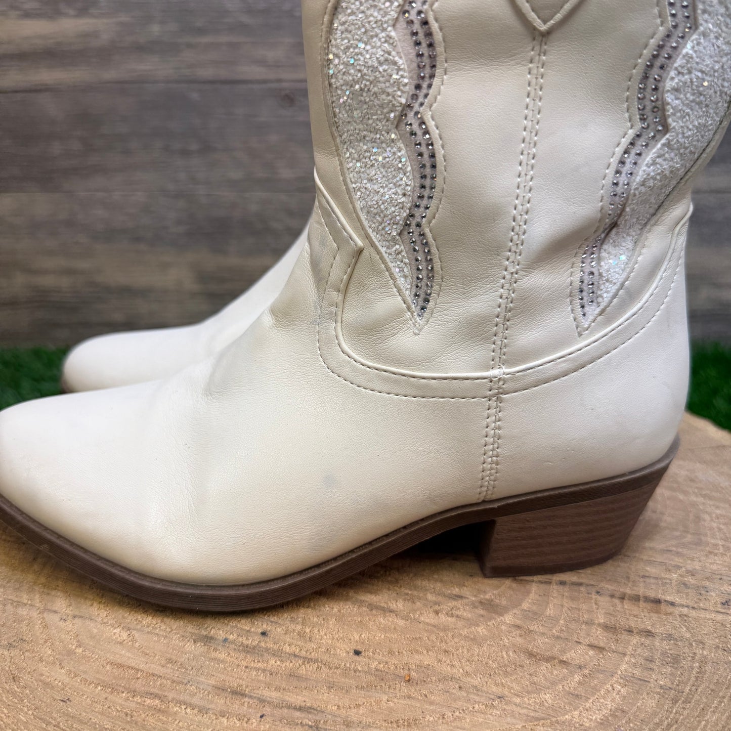 Madden NYC Youth - Size 4 - Cream Ankle Zipper Faux Leather Boots Sintetico