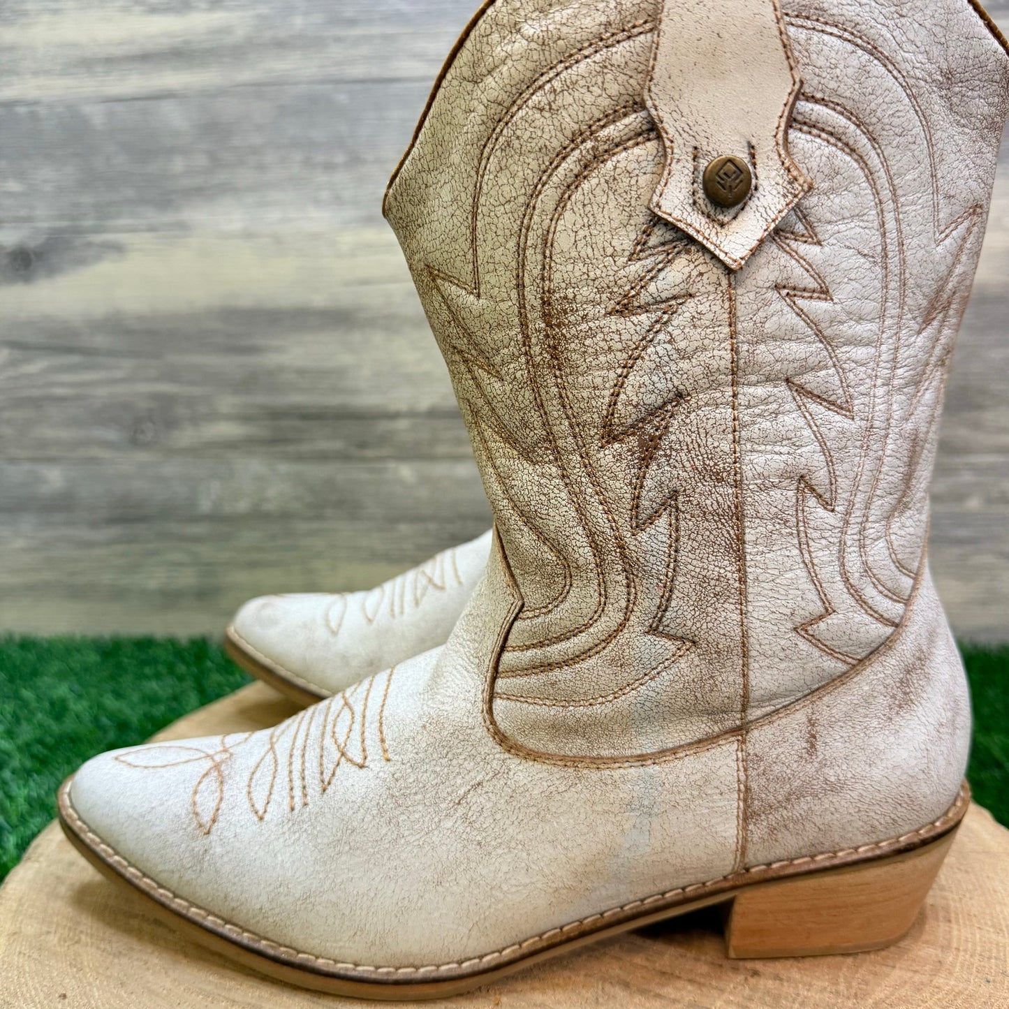 Lovetree Leather Women - Size 8 - Distressed White Short Ankle Style Boots