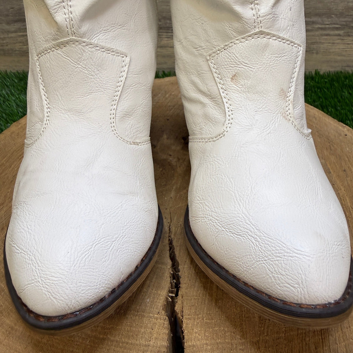 Charles Albert Women - Size 7M - White Vegan Leather Ankle Boots Style 08017