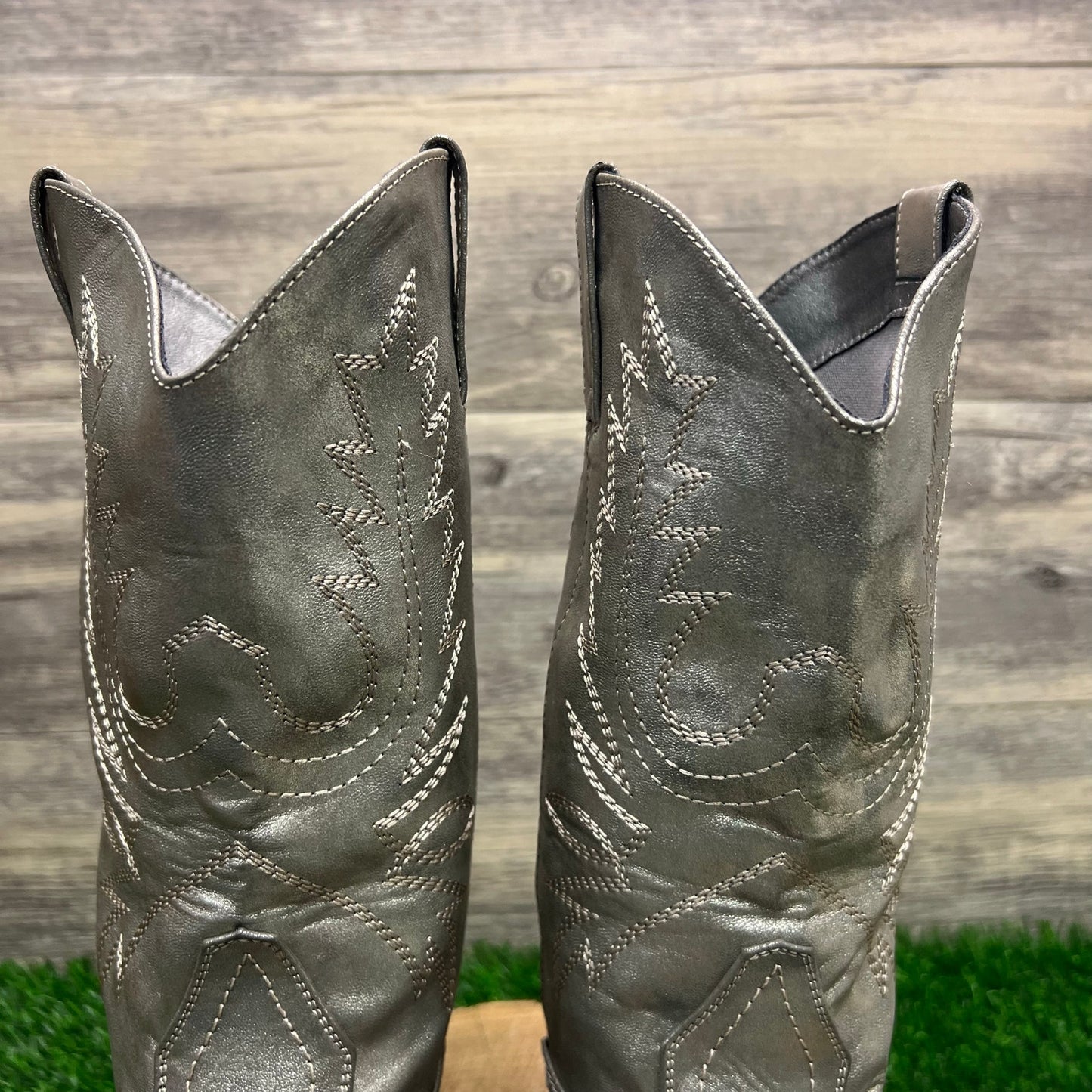 Unknown Women - Size 6.5M - Sliver Metallic Faux Leather Cowboy Boots