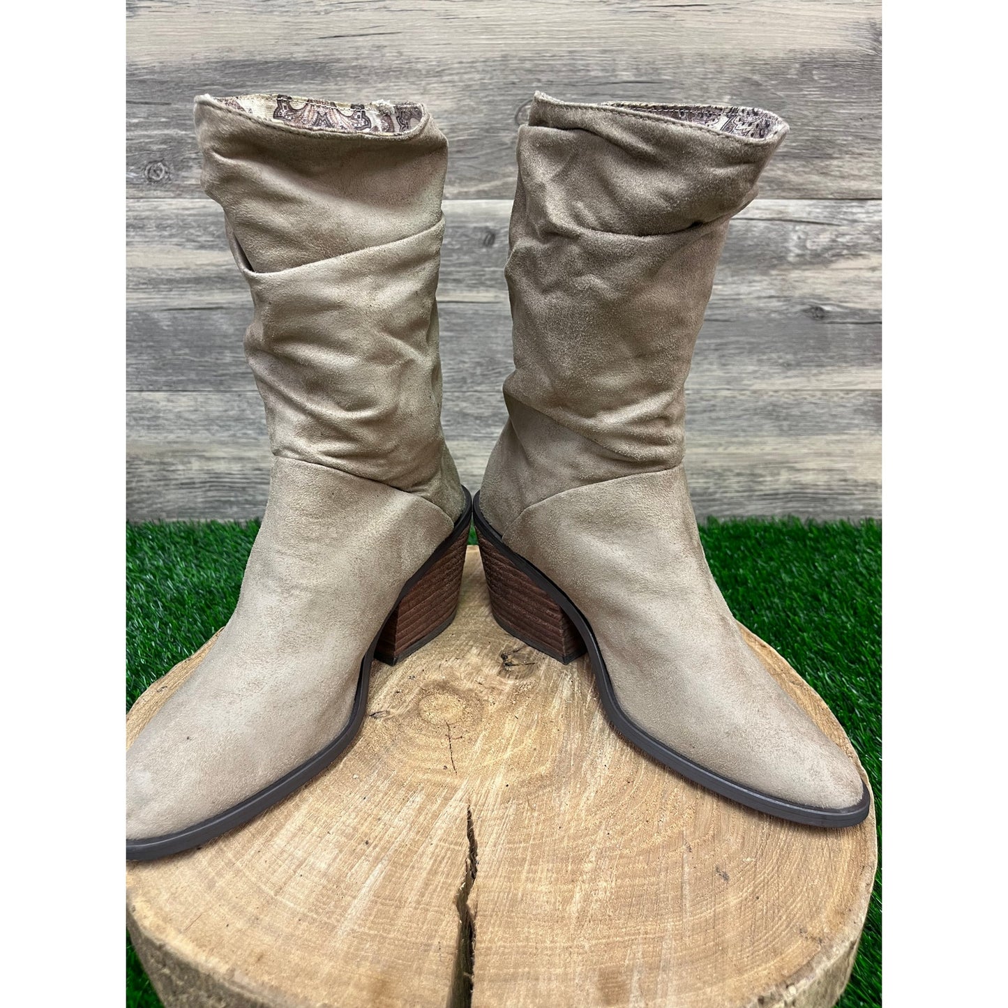 Band of Gypsies Women - Size 6 - Beige Faux Suede Boots