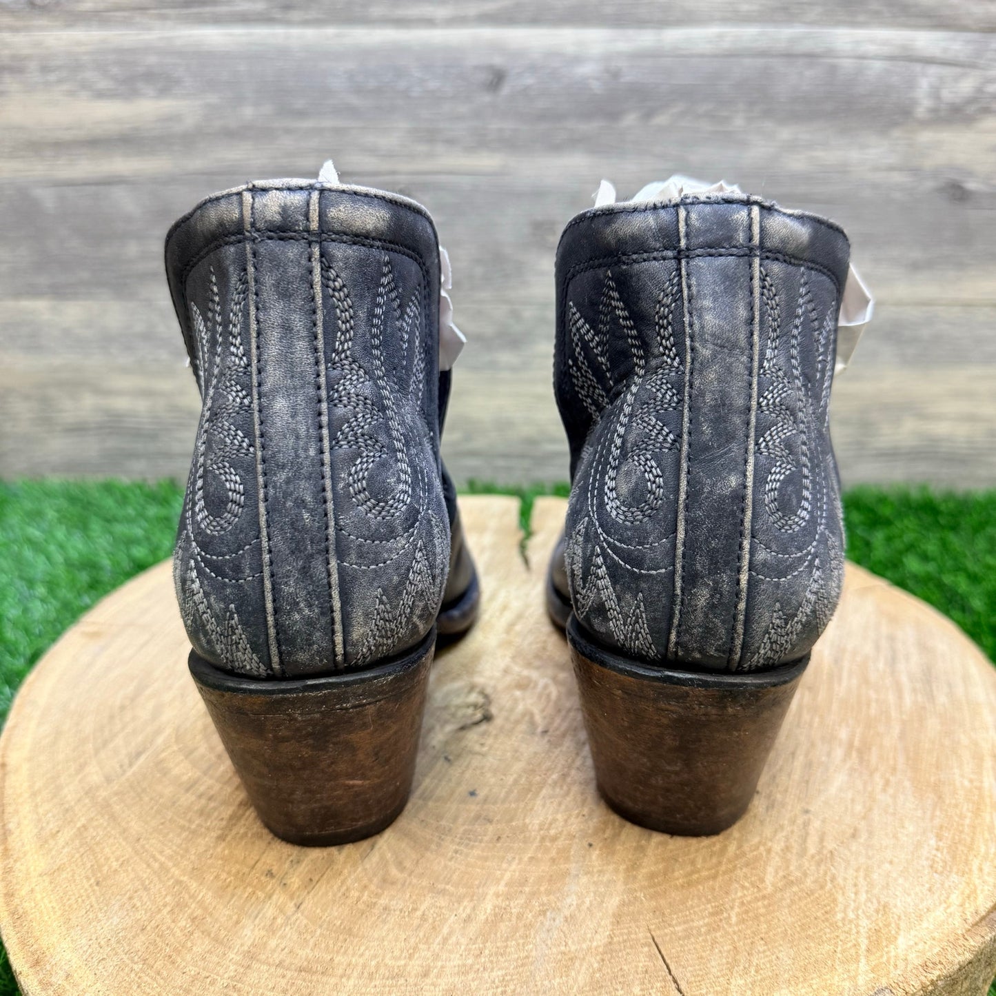 Ariat Women - Size 7.5B - Black Distressed Ankle Boots 10034044
