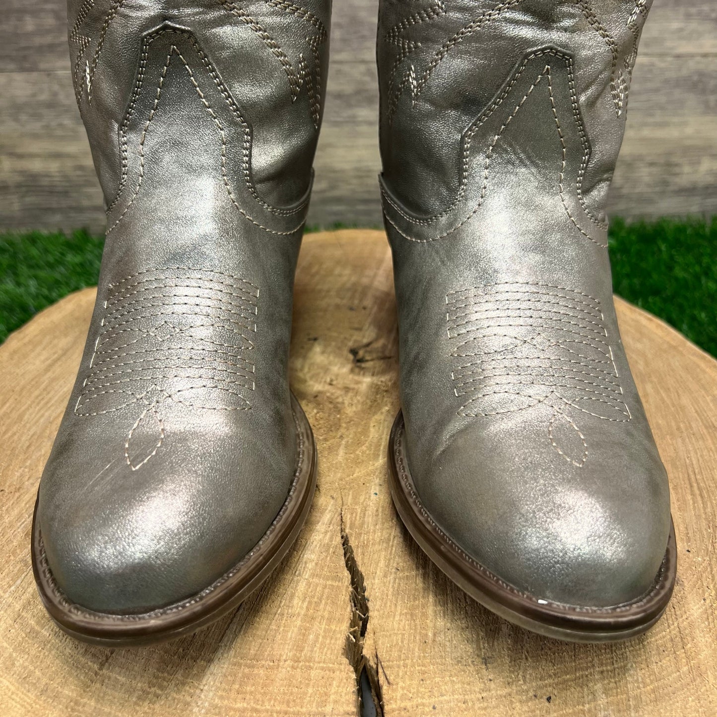 Unknown Women - Size 6.5M - Sliver Metallic Faux Leather Cowboy Boots