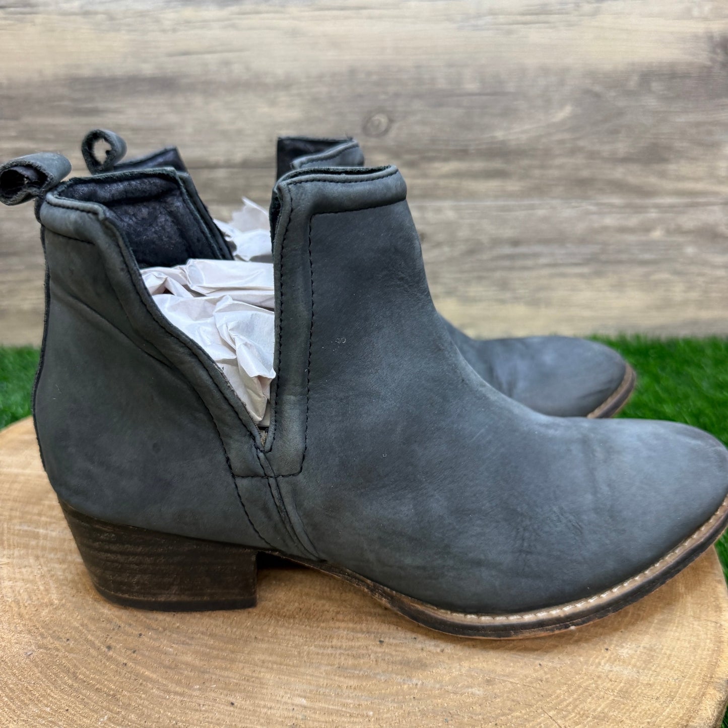 Unknown Women - Size 8.5M - Steel Gray Suede Ankle Boots Style Stop By