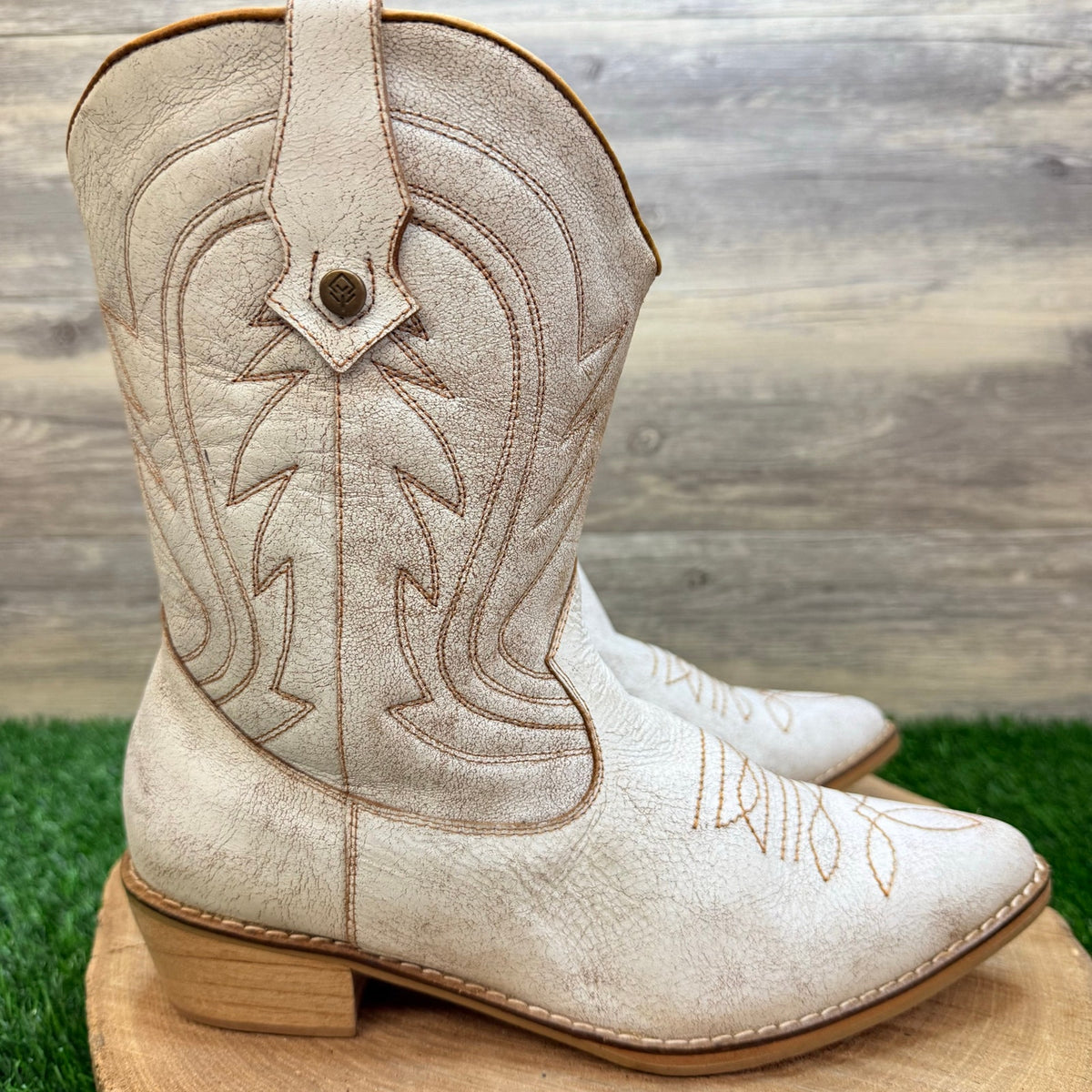 Lovetree Leather Women - Size 8 - Distressed White Short Ankle Style Boots