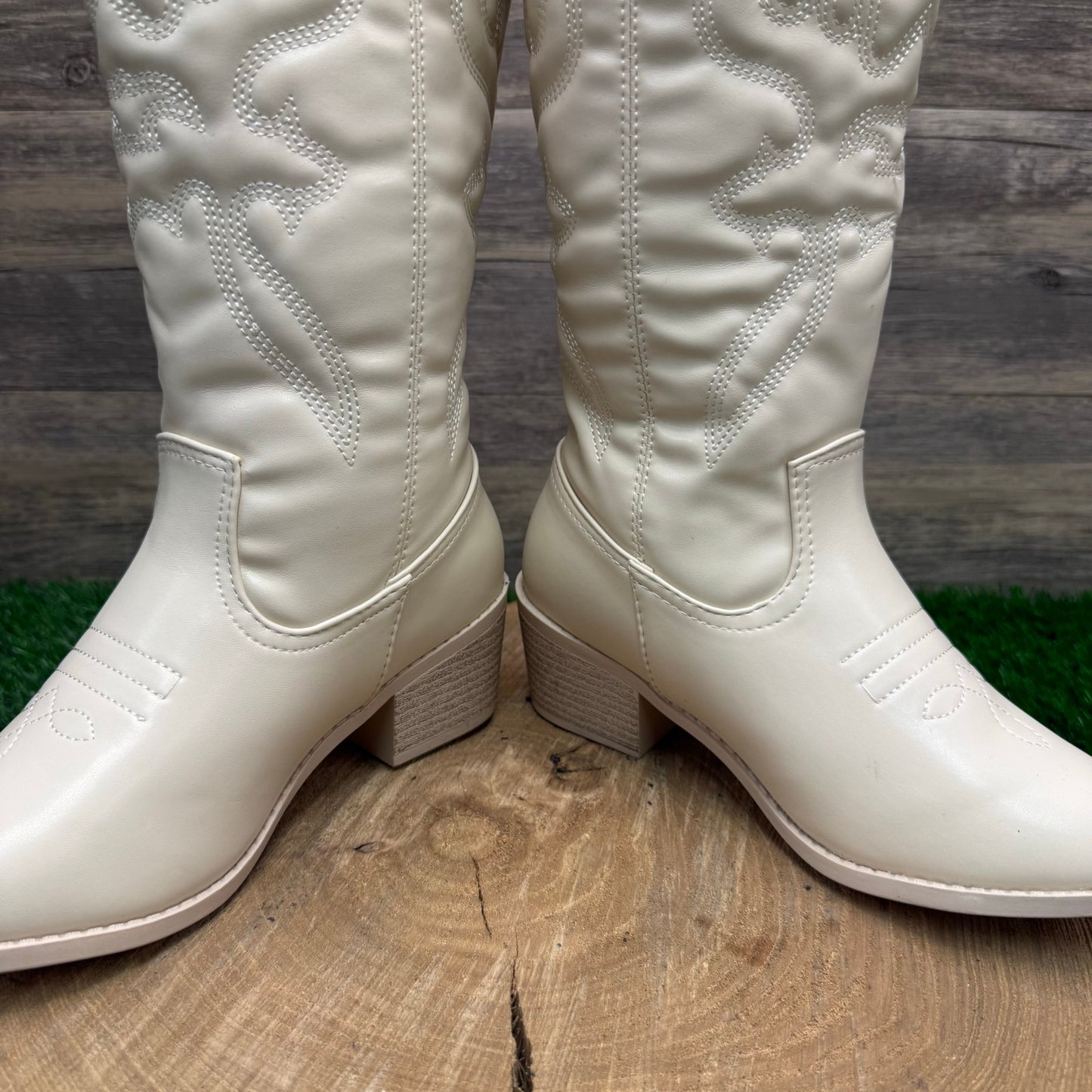 Forever Women - Size 6 - Cream Faux Leather Boots