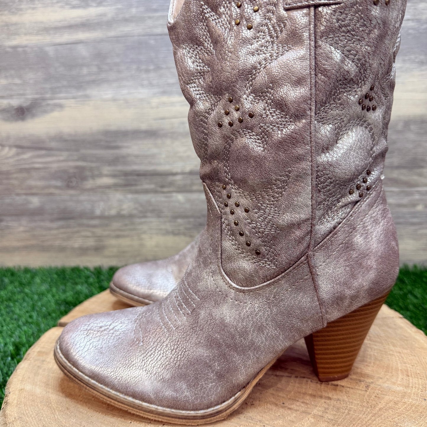 Very Volatile Women - Size 8 - Metallic Gray Faux Heeled Cowboy Boots