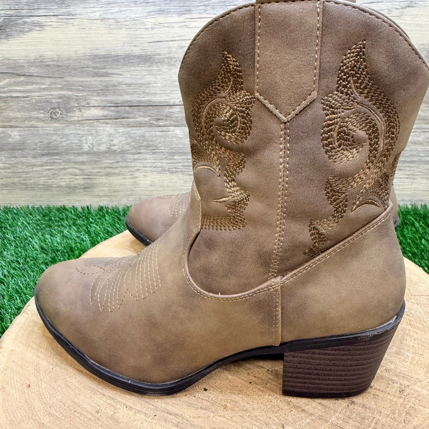 Global Win Women - Size 6 - Brown Faux Leather Ankle Boors 19YY16