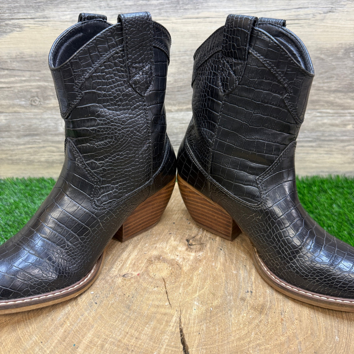 Unknown Women - Size 6.5 - Black Faux Gator/Leather Ankle Boots Style Gator
