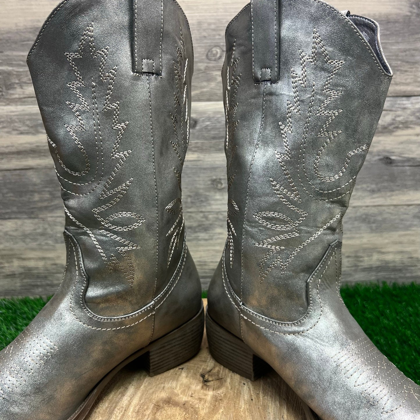 Unknown Women - Size 6.5M - Sliver Metallic Faux Leather Cowboy Boots