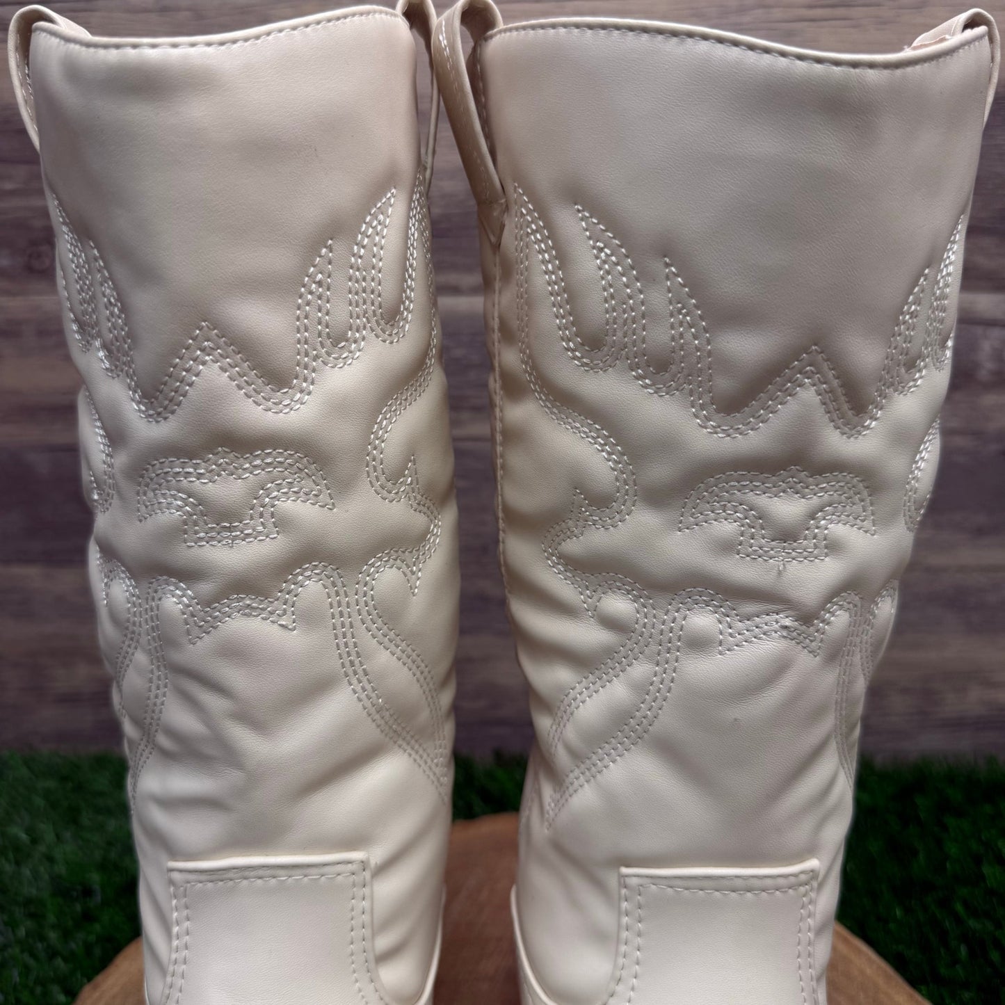 Forever Women - Size 6 - Cream Faux Leather Boots