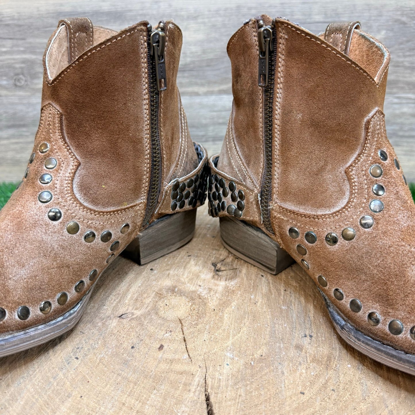 Circle G Women - Size 6 - Tan Zipper Studded  Ankle Boots 4224
