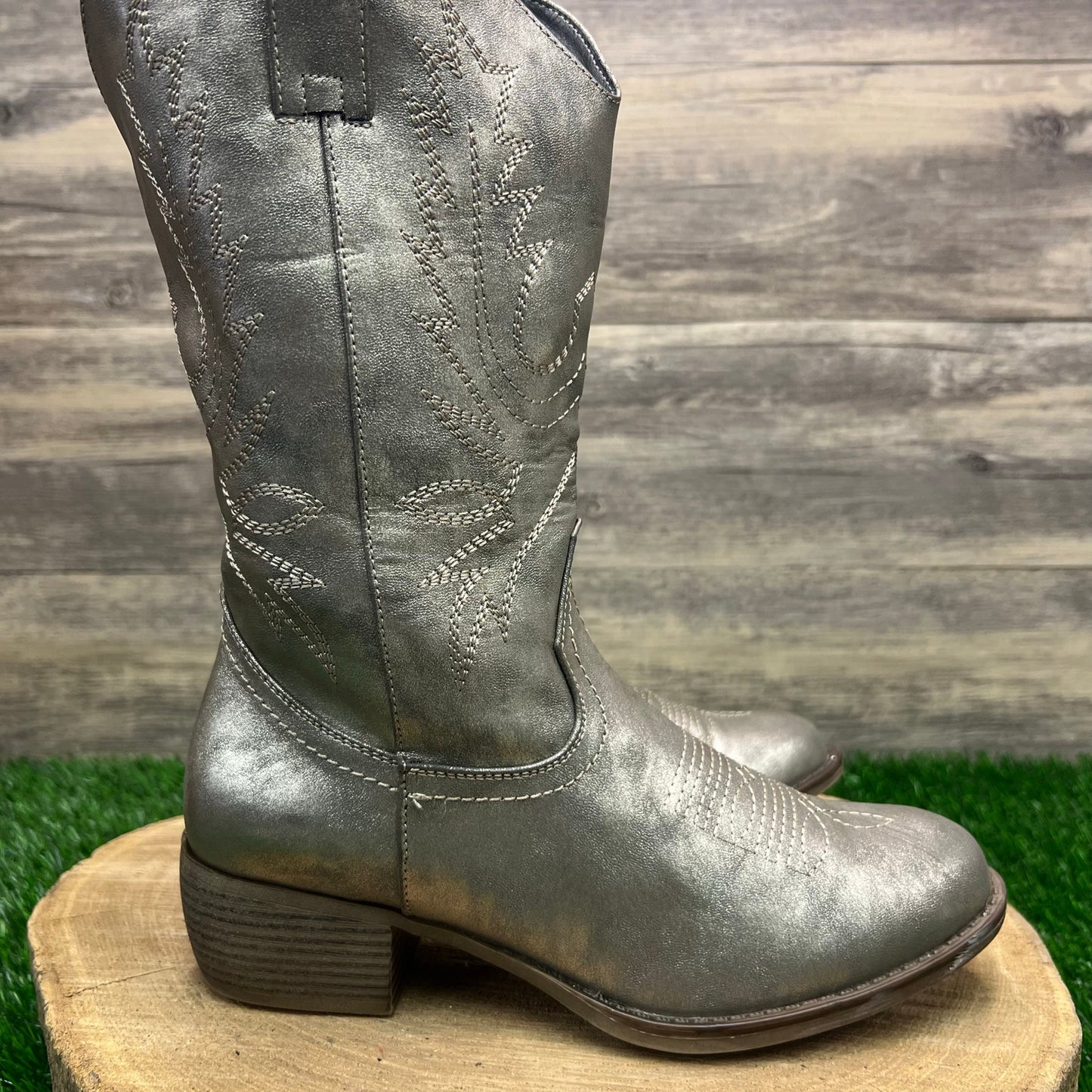Unknown Women - Size 6.5M - Sliver Metallic Faux Leather Cowboy Boots