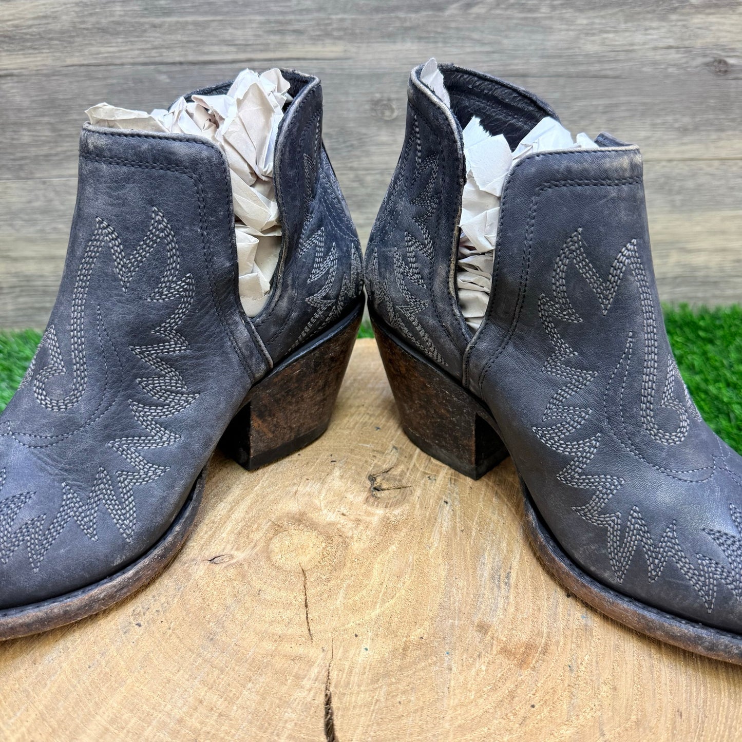 Ariat Women - Size 7.5B - Black Distressed Ankle Boots 10034044