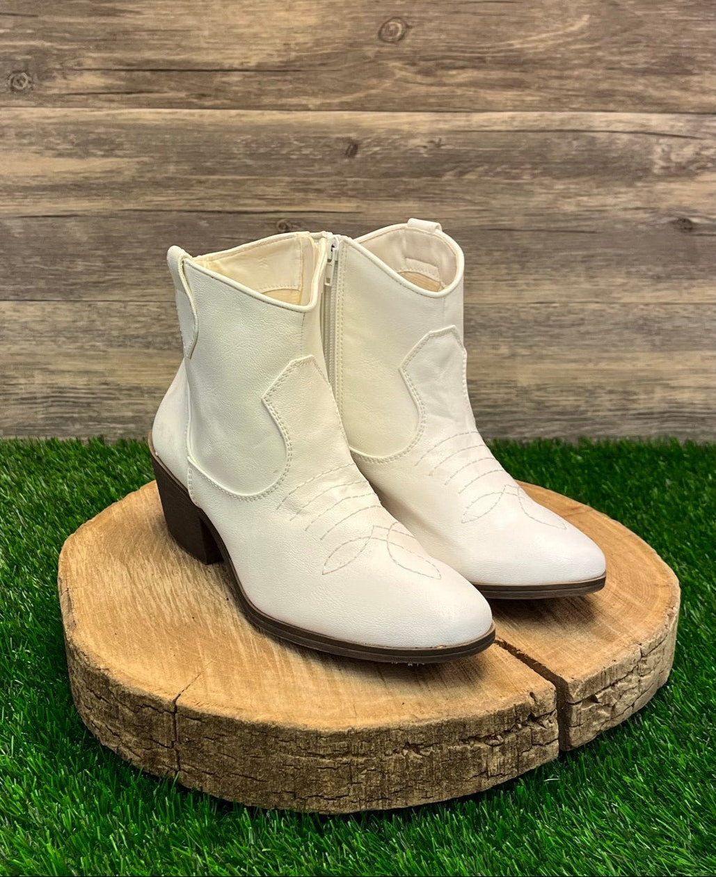 Rampage Women - Size 8M - White Faux Leather Ankle Boots Style ORA218