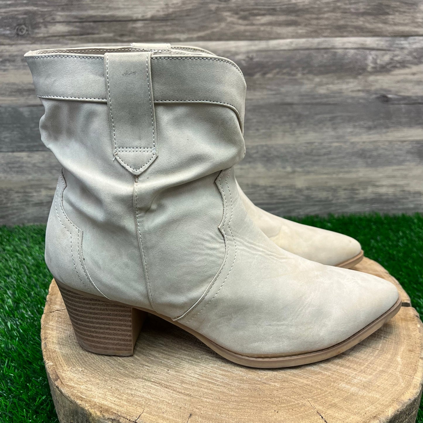 Time & Tru Women - Size 10 - Cream Faux Suede Ankle Boots Style 023L