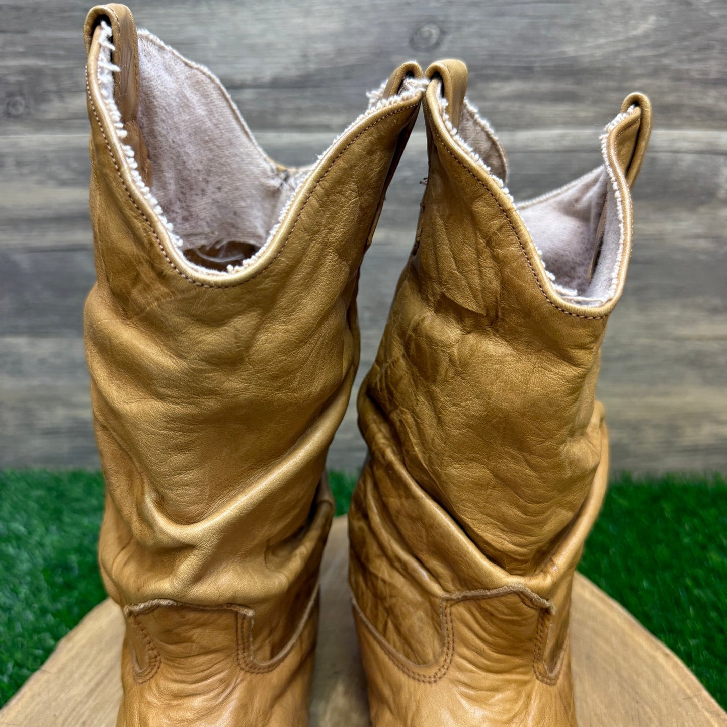 Unknown Women - Size 7M - Vintage Marbled Tan Slouch Toe Plate Cowboy Boots 659