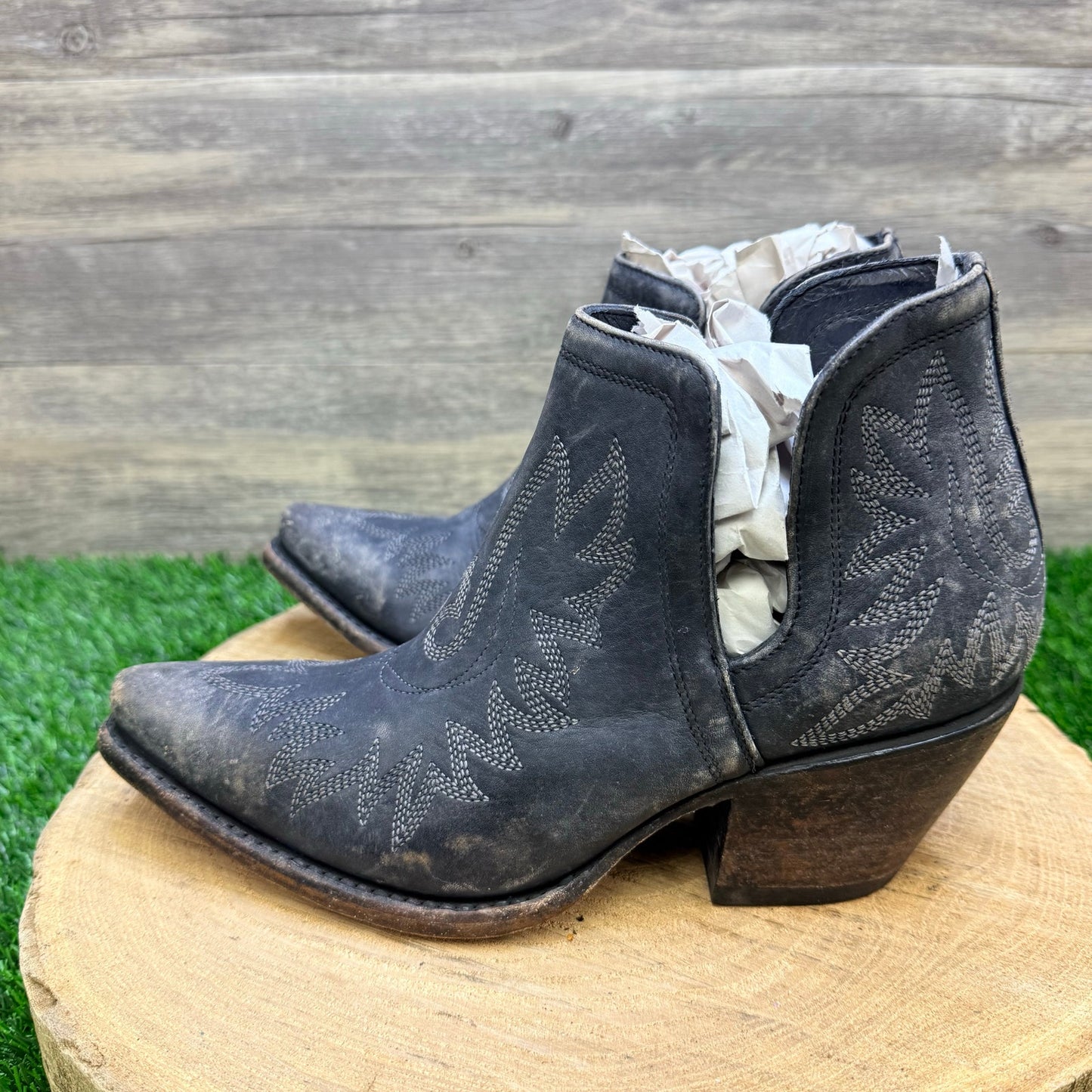 Ariat Women - Size 7.5B - Black Distressed Ankle Boots 10034044