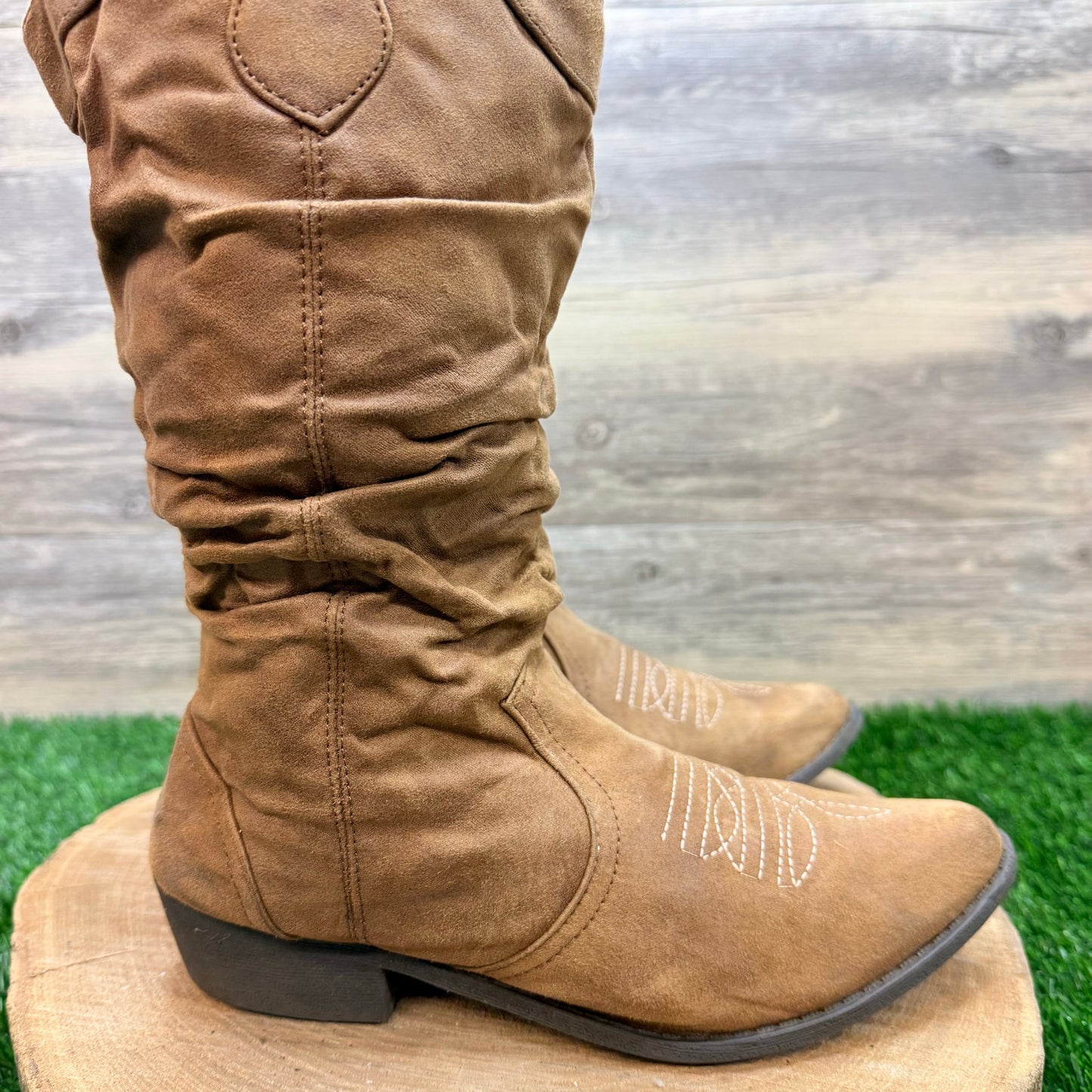 Unknown Women - Size 7.5M - Tan Slouch Faux Suede Cowboy Boots Molara