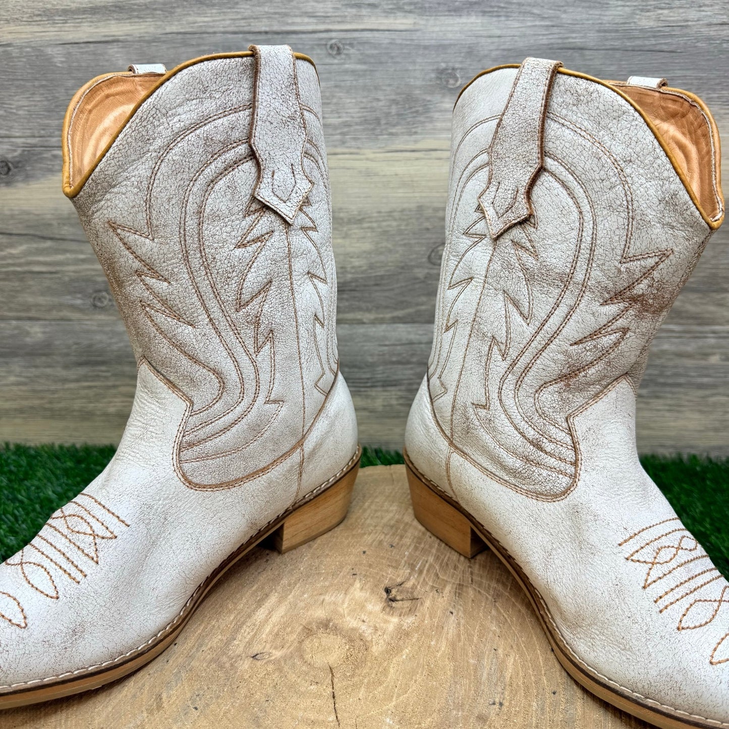 Lovetree Leather Women - Size 8 - Distressed White Short Ankle Style Boots