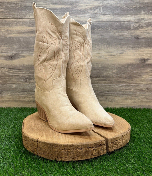 Shoe’n Tale Women - Size 8 - Ivory Faux Suede Cowboy Boots