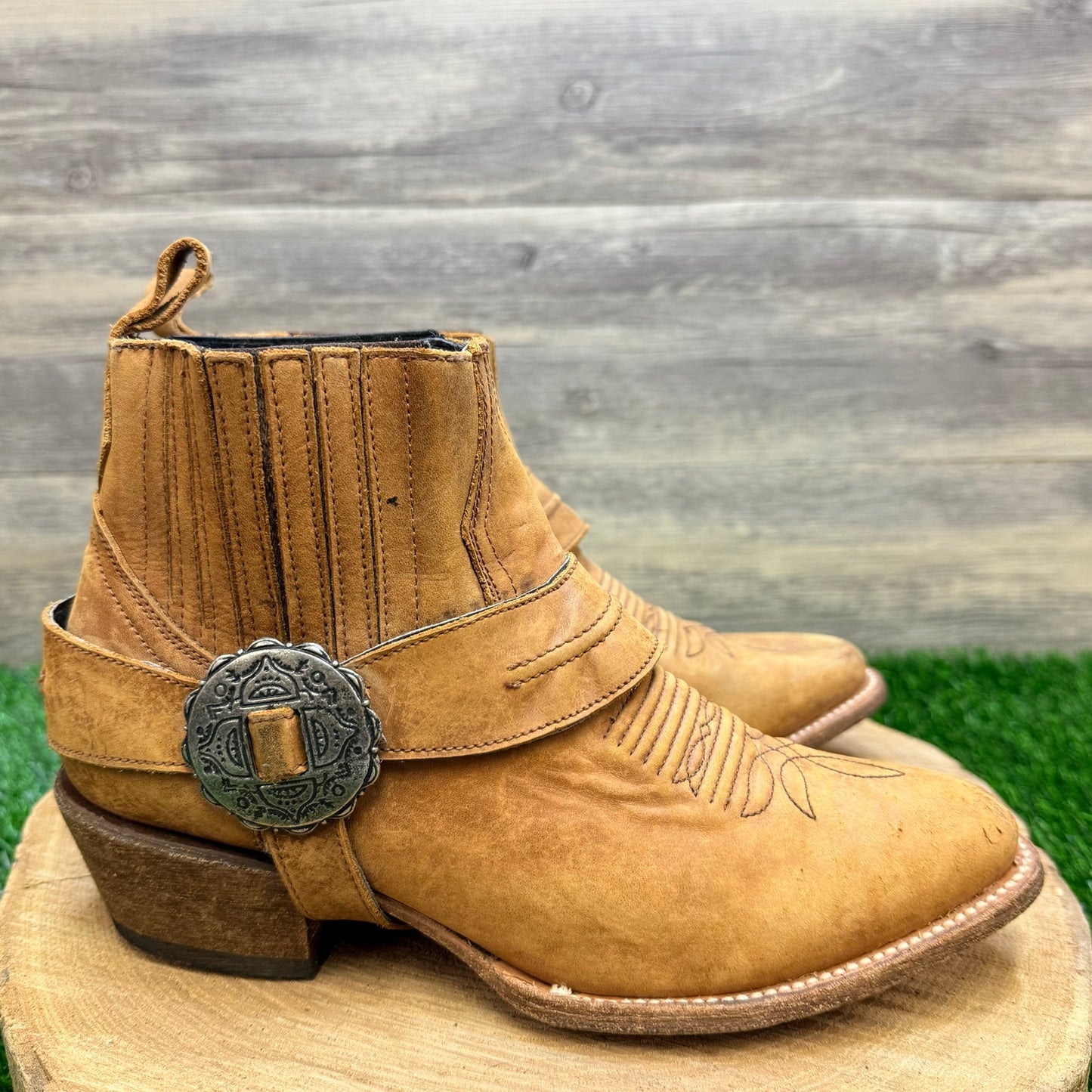 Matisse Women - Size 8.5M - Tan Suede Harness Ankle Boots Judd