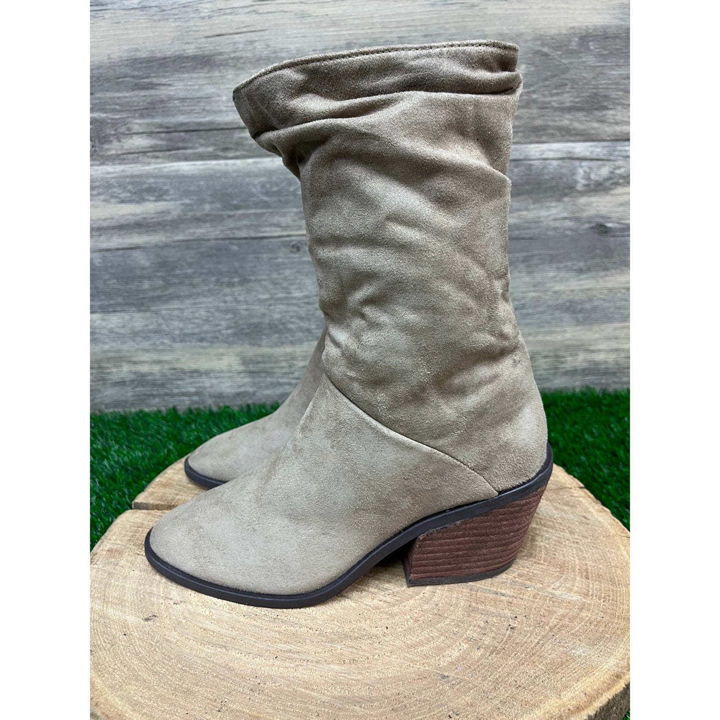 Band of Gypsies Women - Size 6 - Beige Faux Suede Boots