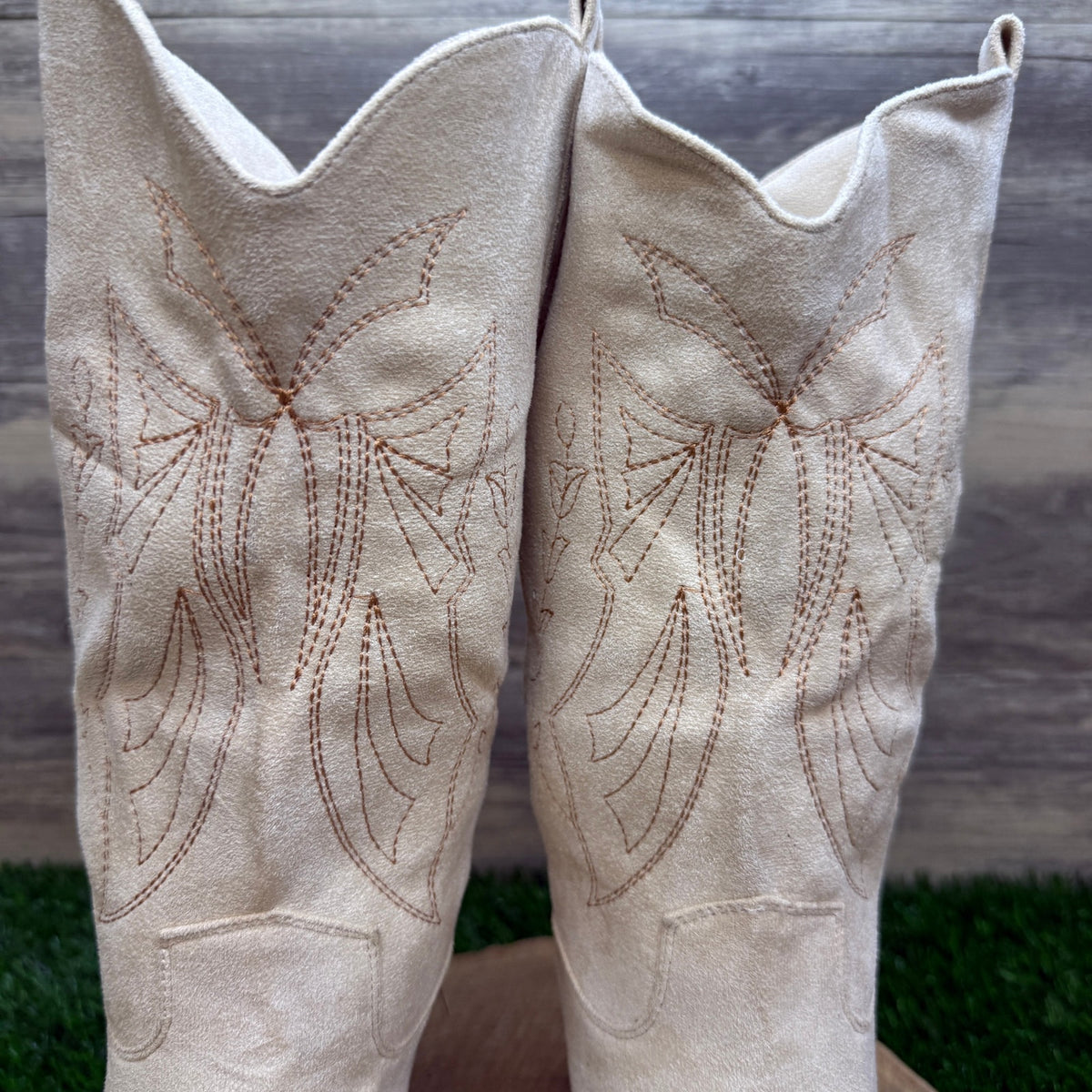 Shoe’n Tale Women - Size 8 - Ivory Faux Suede Cowboy Boots
