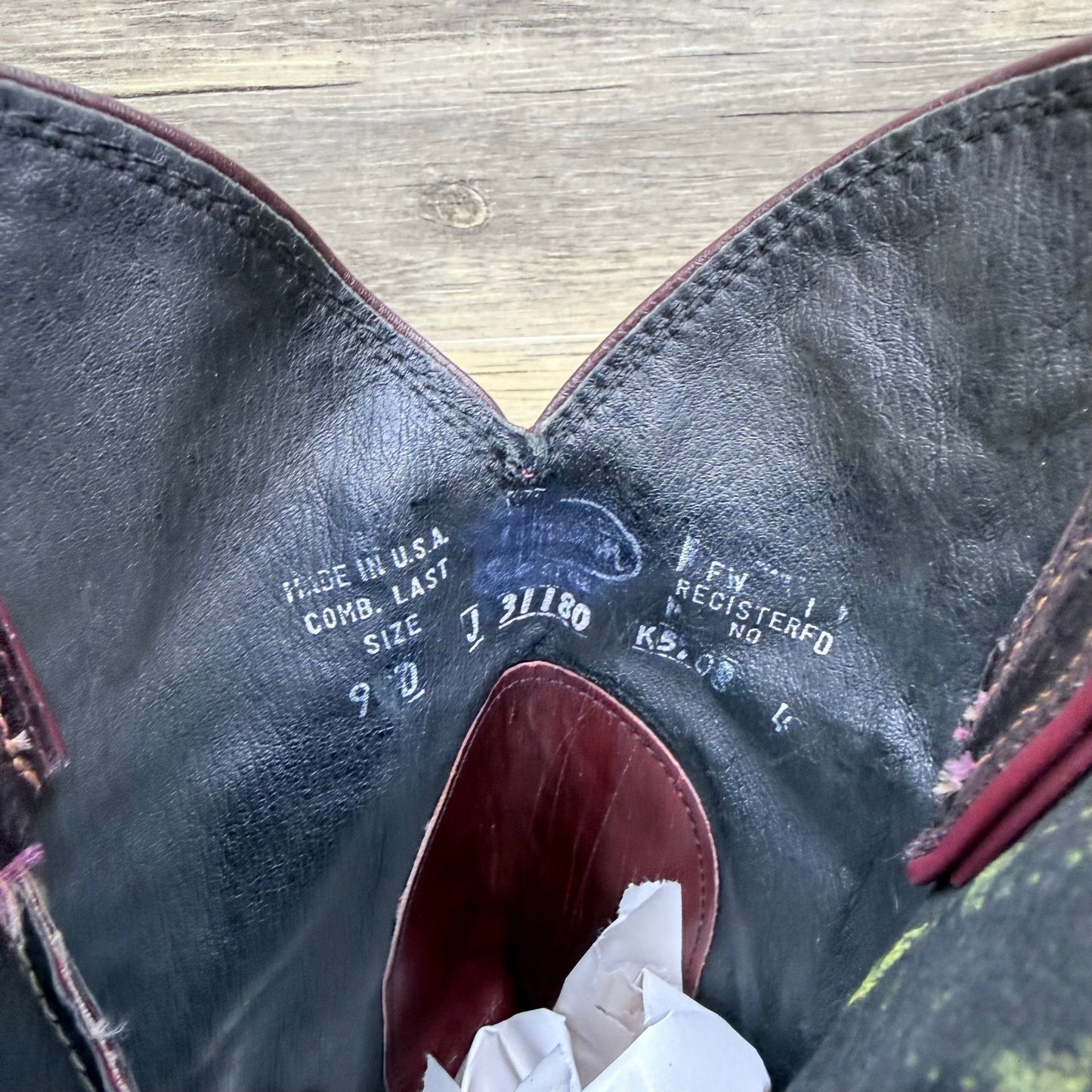 Justin Men - Size 9D / Red Glossy Eel Skin Cowboy Boors J31180