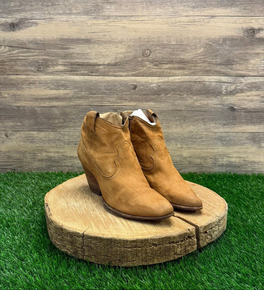 Frye Women - Size 7.5M - Tan Soft Leather Ankle Boots Style 3472056