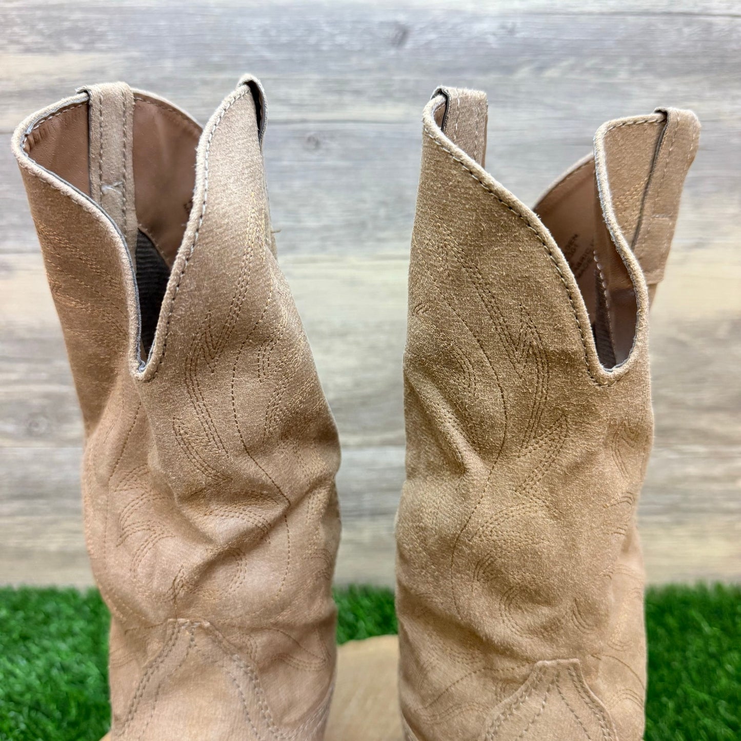 Rampage Women - Size 8M - Beige Soft Faux Suede Cowboy Boots Walden