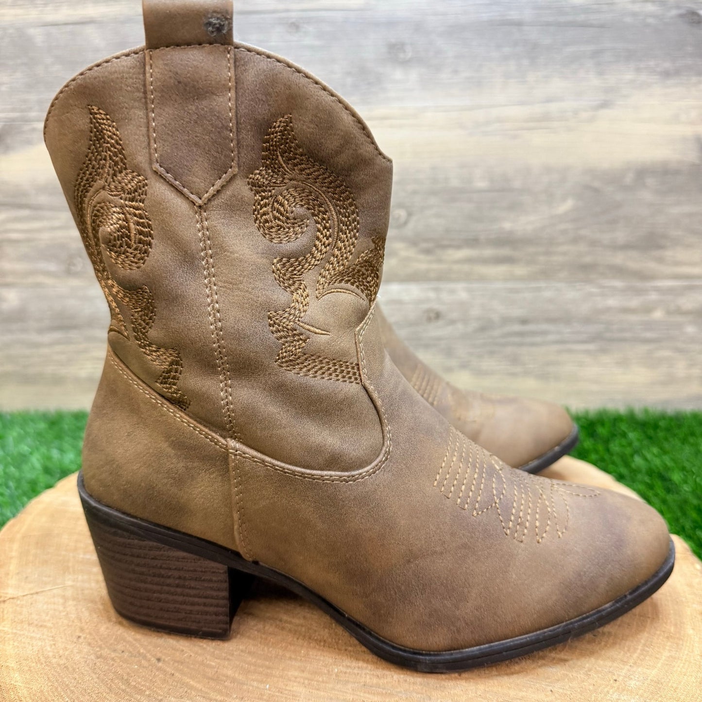 Global Win Women - Size 6 - Brown Faux Leather Ankle Boors 19YY16