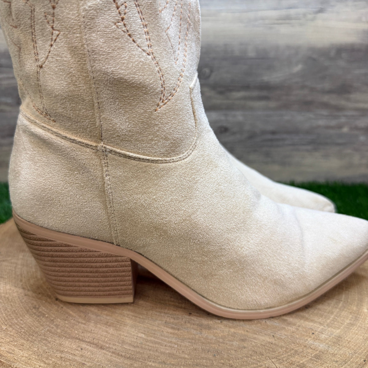 Shoe’n Tale Women - Size 8 - Ivory Faux Suede Cowboy Boots