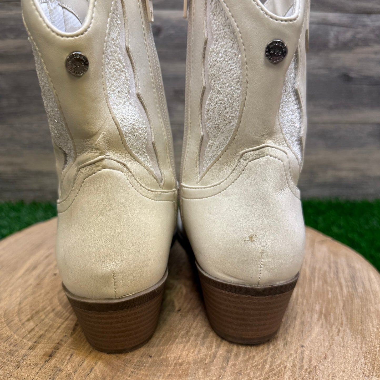 Madden NYC Youth - Size 4 - Cream Ankle Zipper Faux Leather Boots Sintetico