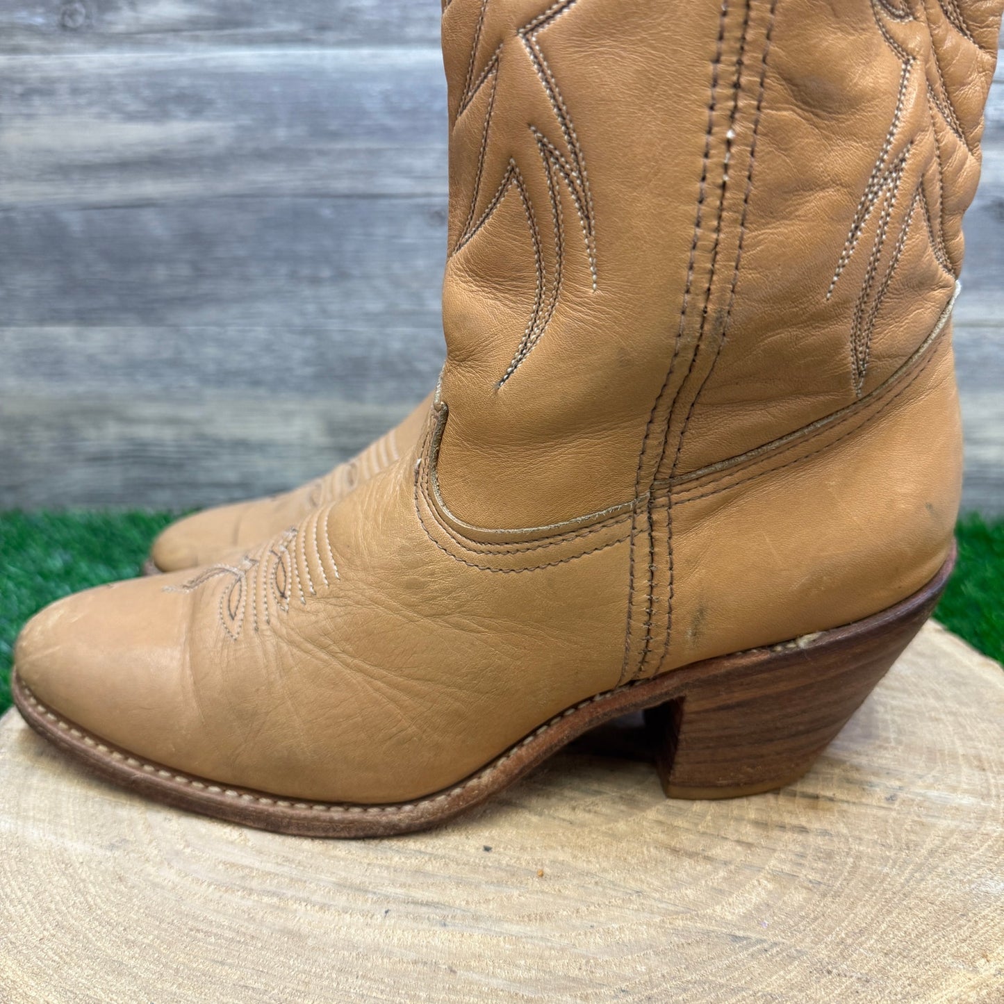 Dingo Women - Size 9.5 M - Vintage Tan Heeled Cowboy Boots Style 16953