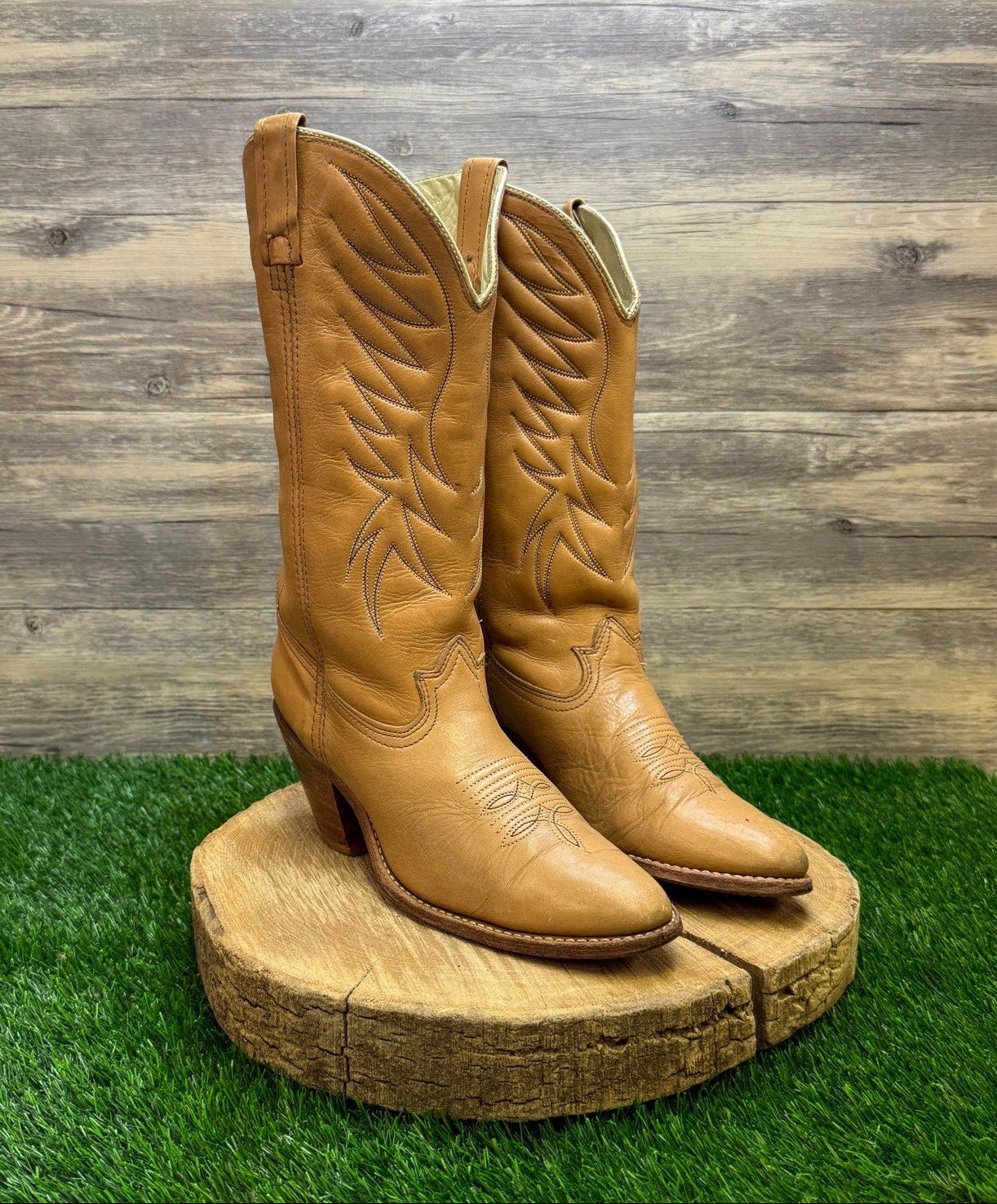 Dingo Women - Size 9.5 M - Vintage Tan Heeled Cowboy Boots Style 16953