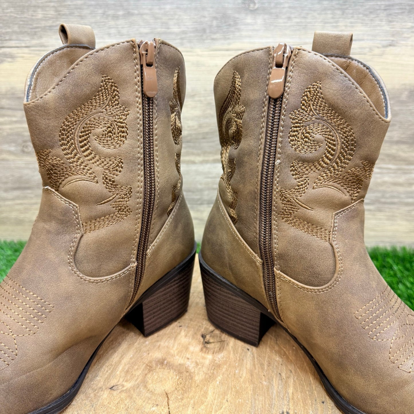 Global Win Women - Size 6 - Brown Faux Leather Ankle Boors 19YY16