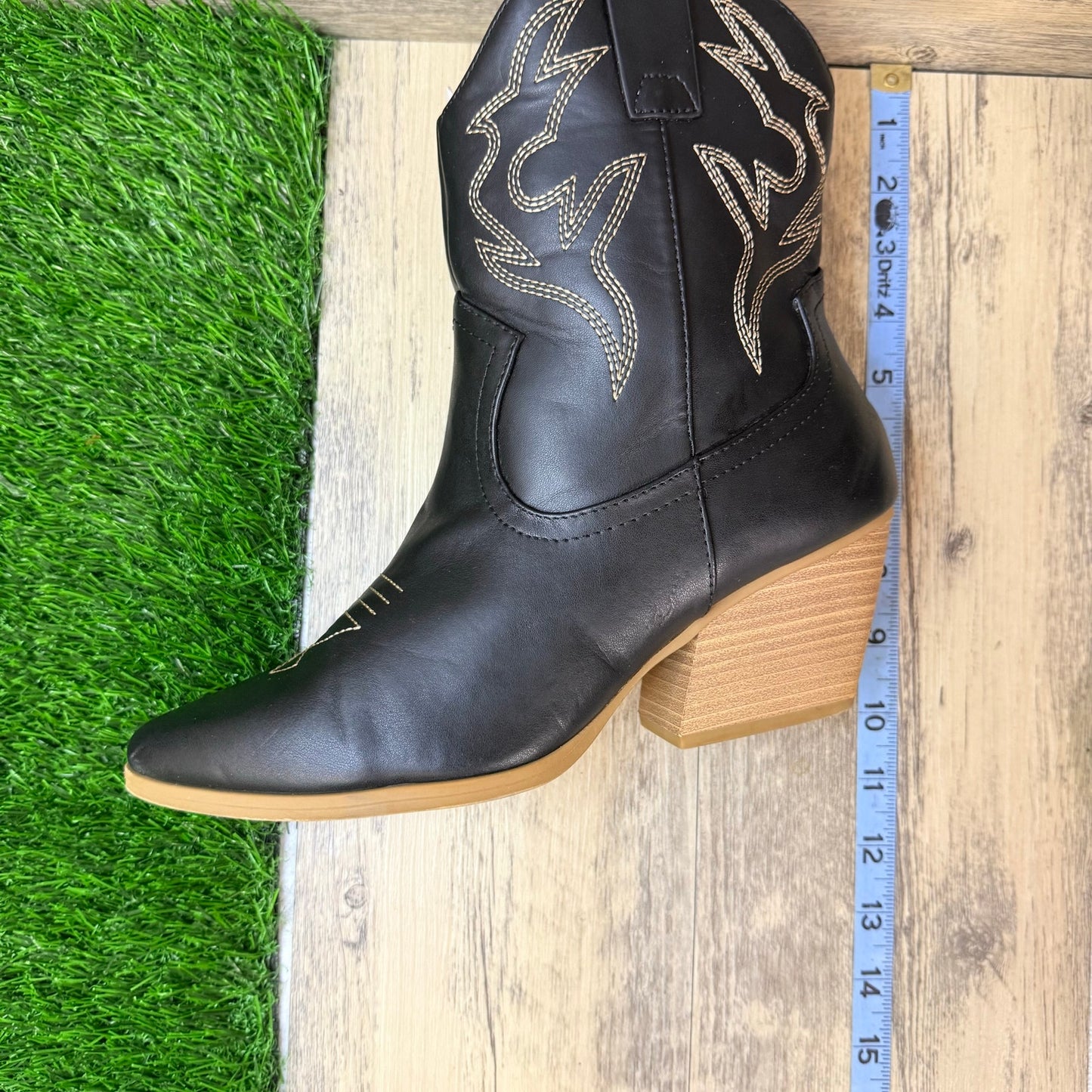 Soda Women - Size 10M - Black / Tan Faux Short Boots