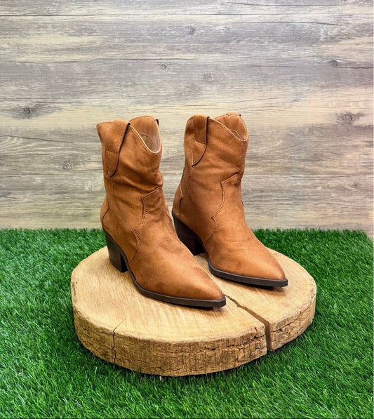 Tru Comfort Foam Women - Size 6 - Tan Short Faux Suede Ankle Boots