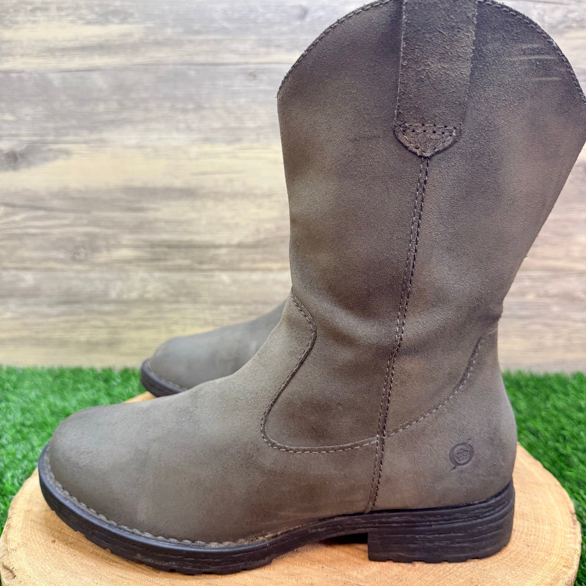Born Women - Size 8M - Gray Suede Short Shaft  Boots  F55842