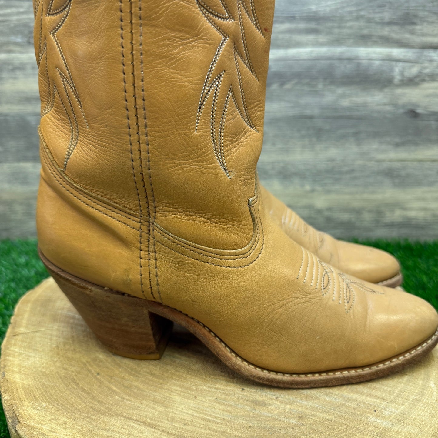 Dingo Women - Size 9.5 M - Vintage Tan Heeled Cowboy Boots Style 16953